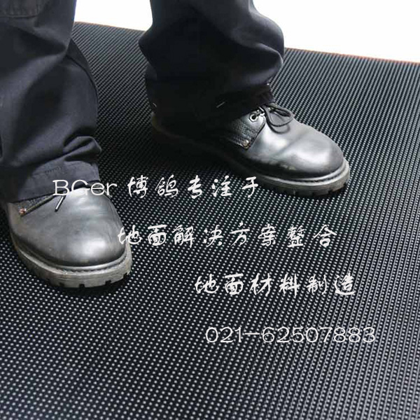 工作人員踩在消毒墊上，進行鞋底消毒、除污演示